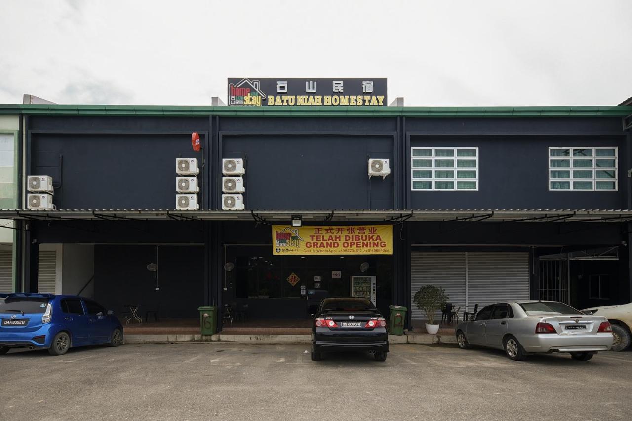 Oyo 90172巴都尼亚家庭旅馆 Batu Niah 外观 照片